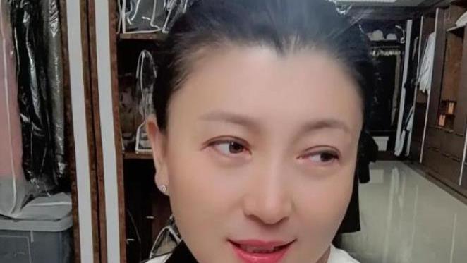 王新军没想到，闫学晶人设崩塌不到半月，秦海璐因一句话口碑暴增