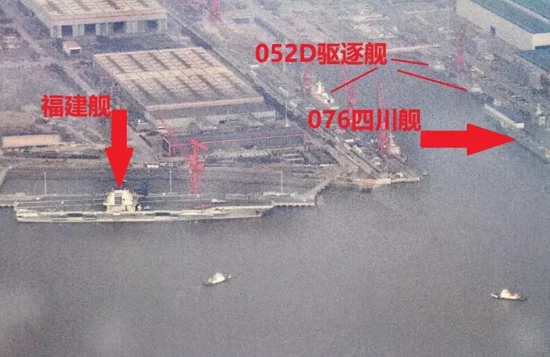 美军慌了，中国海军十年之内就会超越我们。
美国媒体一张卫星照片，显示一家造船厂，