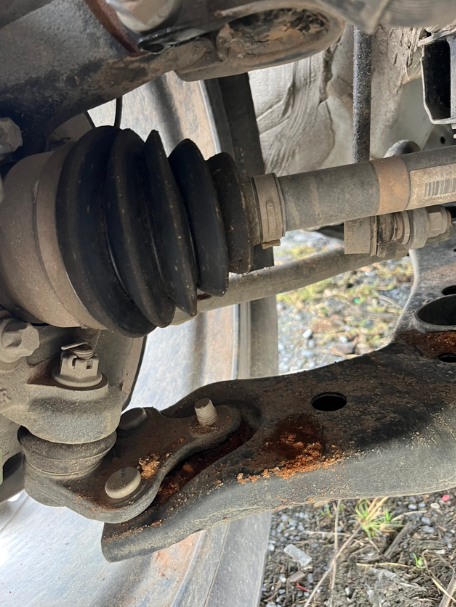 二代75p行驶2400多公里出现渗油现象，4s点的人员告诉我这是正常现象有没有大