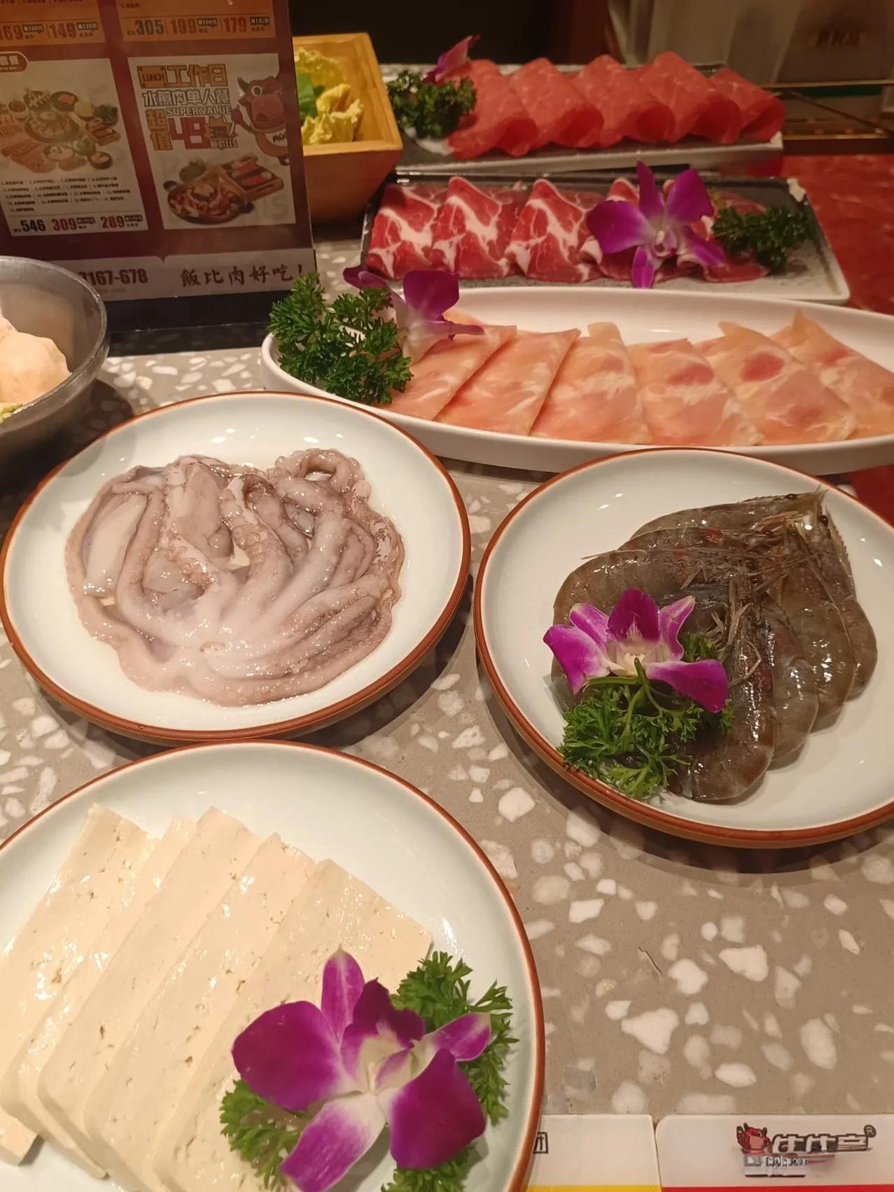 #今日美食打卡#
万物皆可三行诗
生火的另一个名字叫做生活
美食的另一个名字叫做
