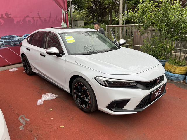 送给媳妇的一台混动小思域
本来想给媳妇换台电车。因为我有一台本田混动雅阁了。可是