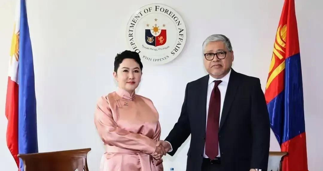 蒙古国总理奥云额尔登被解雇后，现在最遗憾的可能是蒙古国外长巴特蒙赫。在奥云额尔登