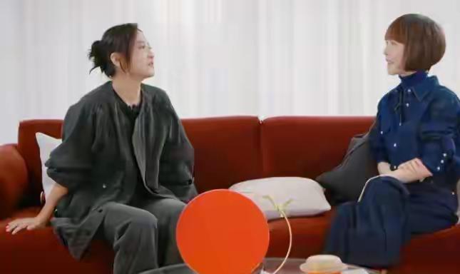 刷到42岁贾玲和53岁鲁豫在某访谈节目后台同框照引发热议。画面中，贾玲身着ove