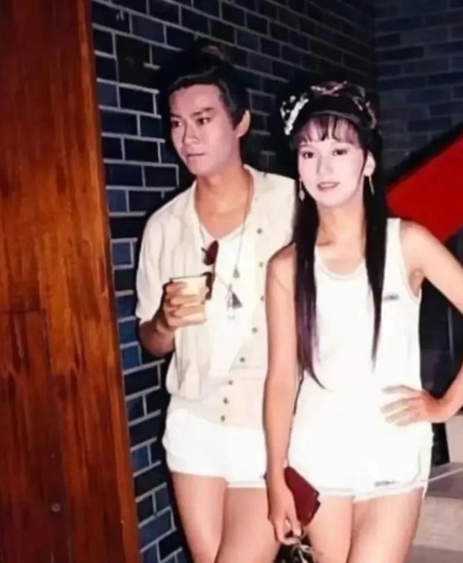 1978年，海内知名的演员郑少秋和赵雅芝在拍戏时的合影，正所谓青春无敌。有人知道