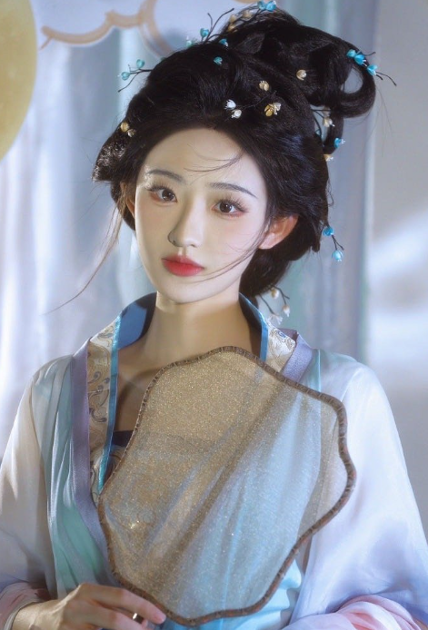 杨雨潼这组嫦娥造型真的美到失语！眉眼间的温柔像浸了月光，高妹穿古装自带仙气飘飘的