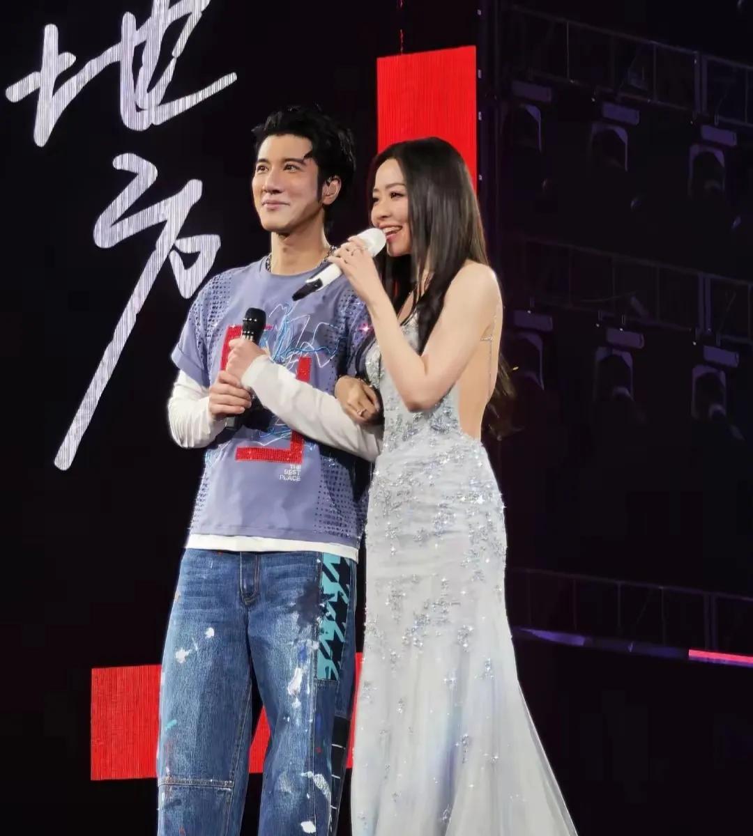 家人们，王力宏“最好的地方”巡回演唱会北京站第二场简直炸翻了！惊喜嘉宾张靓颖一出