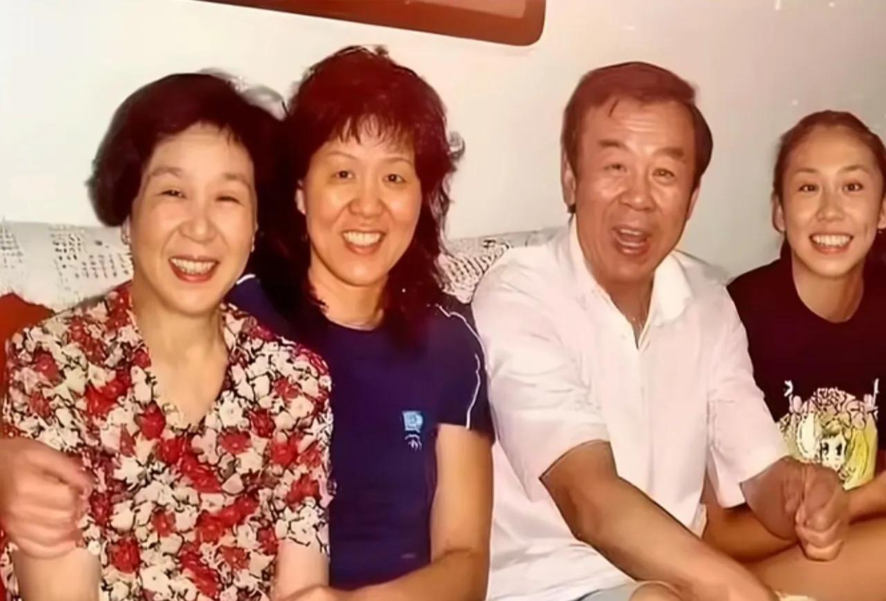 照片中，郎平带着女儿白浪，探望80多岁的恩师袁伟民。袁伟民被誉为“女排之父”，曾
