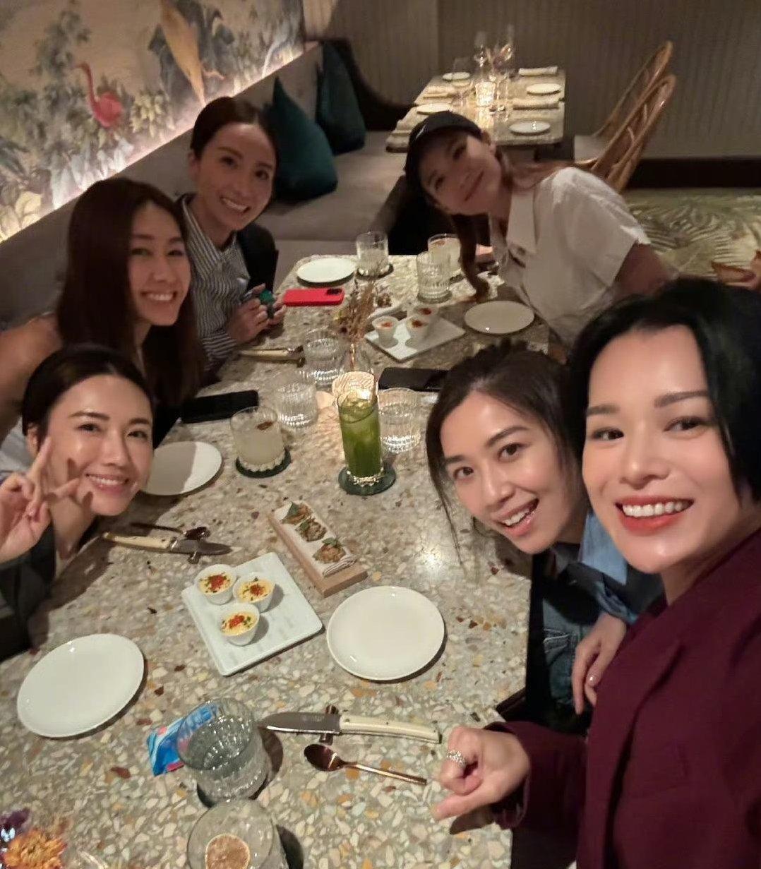 娱乐圈能撕能炒的“姐妹情”一抓一大把，但像“胡说八道会”这样，一走就是多年的真·