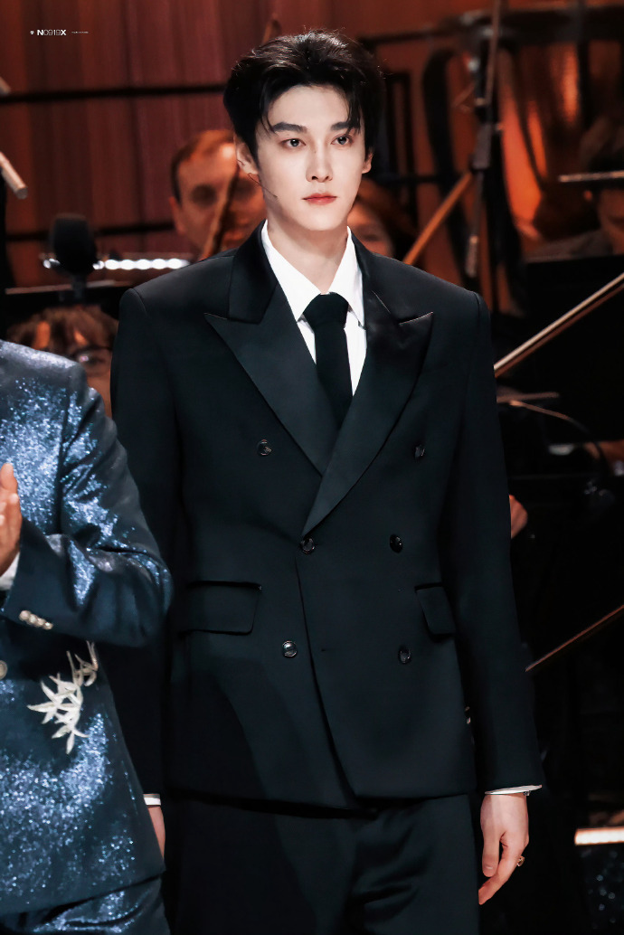 黑色西装配上红底皮鞋
就这个田栩宁权威