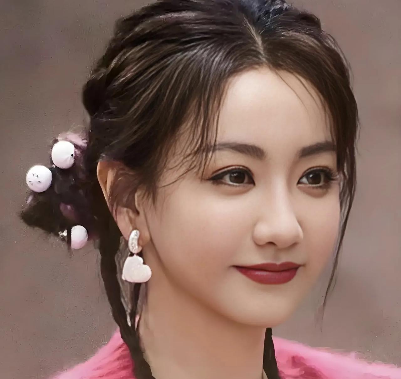 #杨蓉# 杨蓉在谈及生活与事业时，尽显洒脱态度。她坦言，感情之事随缘就好，44岁