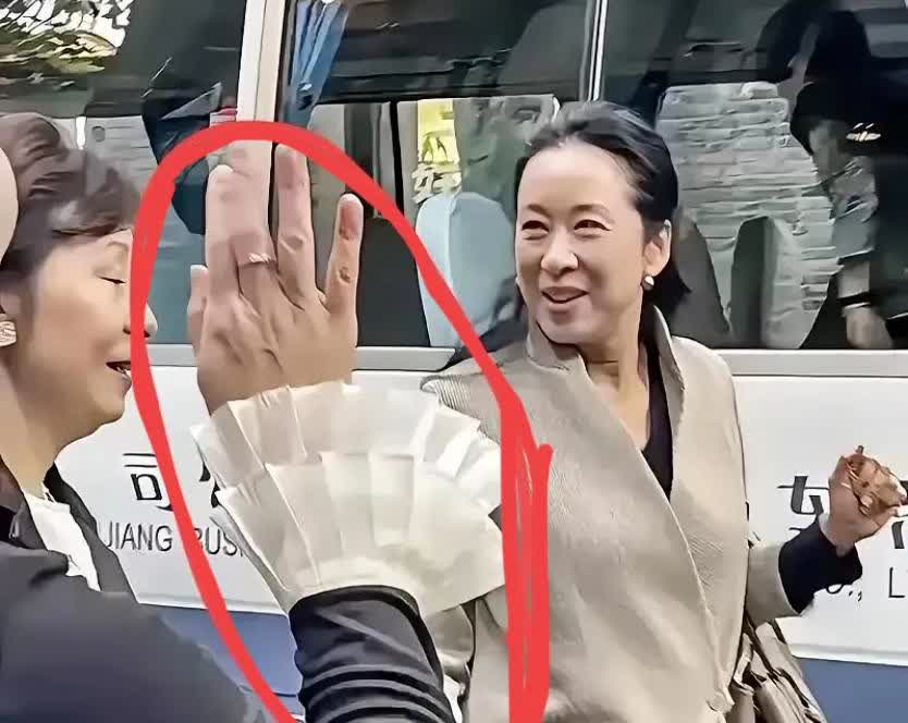 63岁朱玲玲在尖沙咀遇上前夫霍震霆的劳斯莱斯，司机下车递上霍震霆早已准备好的糖水