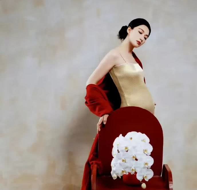 徐娘半老的女演员怀个孕还玩什么官宣，真以为谁都认识你呀
       冯某娟，