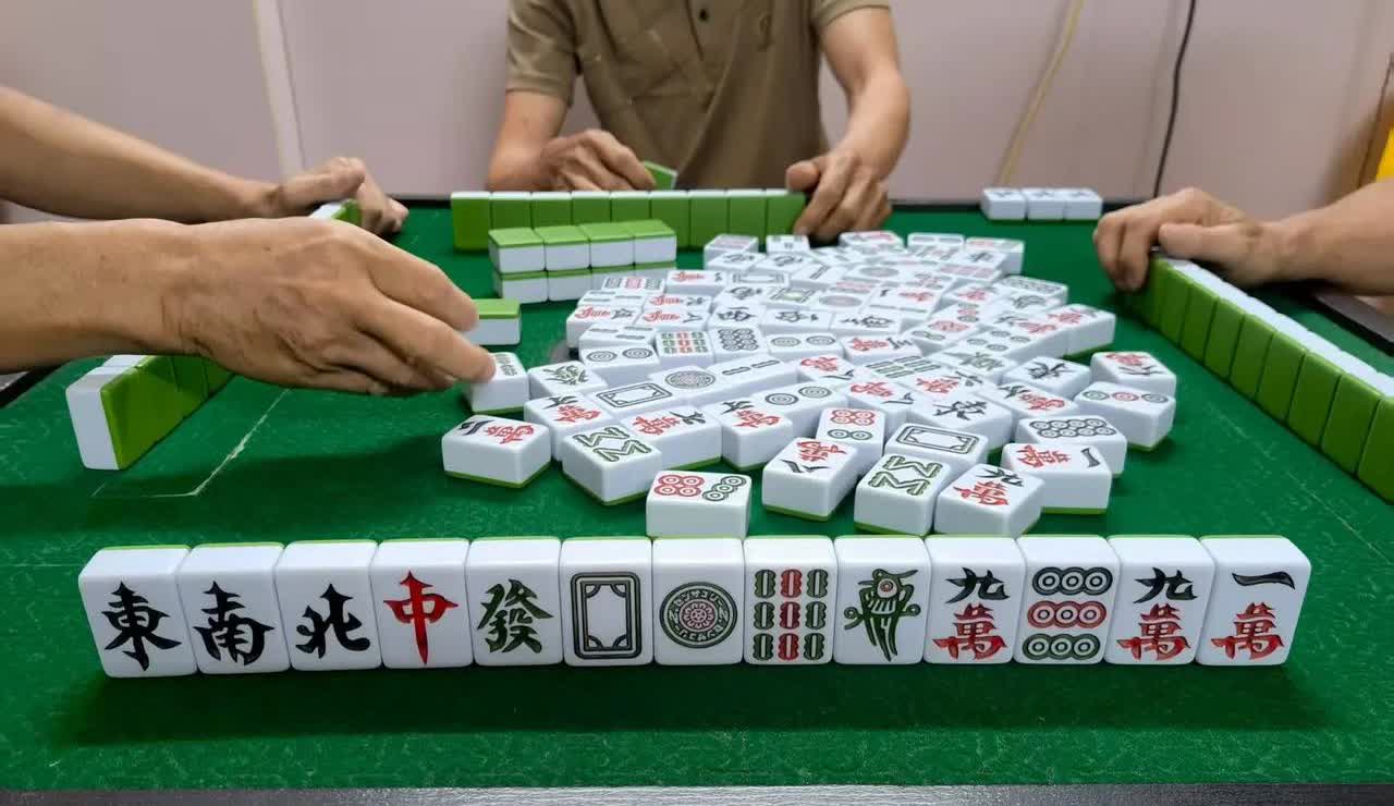 昨夜，麻将虫上脑，早早就跟同事约好局。
六点三十分，准时开战，我第一把就大胡，