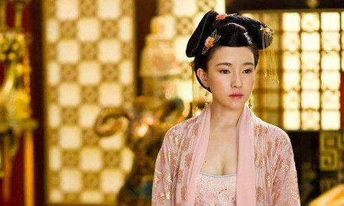 公元1561年，嘉靖帝喝醉了酒，召幸13岁的小宫女尚氏。玩到尽兴时，尚氏在帐子里