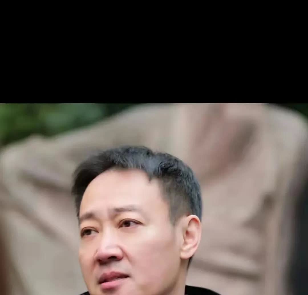 陈道明已经意识到
辛柏青什么都好
但有一个致命的弱点，就是一不拍戏，就跟消失