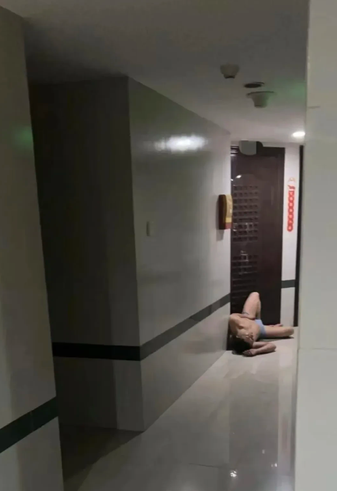 隔壁老王喝多了，又被赶出家门了[哭笑不得]