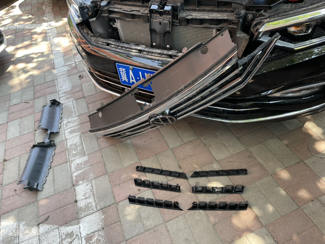 迈腾330中网防毛絮网清理
直接拆防毛絮网，拆不下来，只能拆中网了，上面四个螺丝