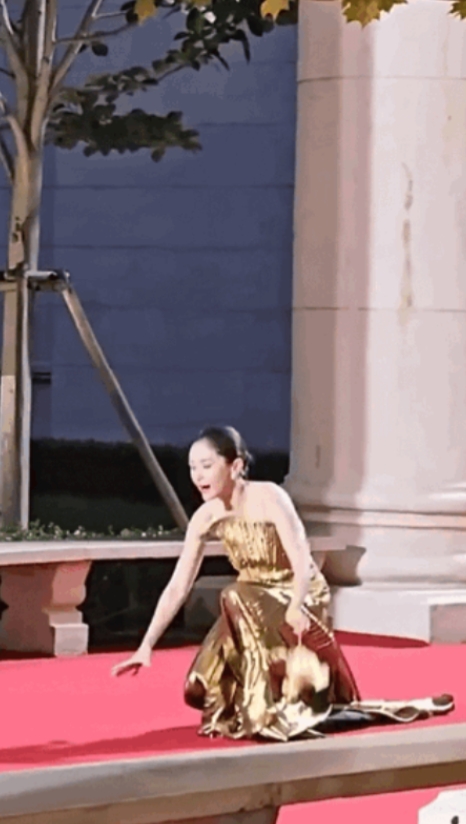 现在全网最尴尬的就是王子文了吧
本来穿的美美的走红毯，哪成想，刚走两步，一个踉跄