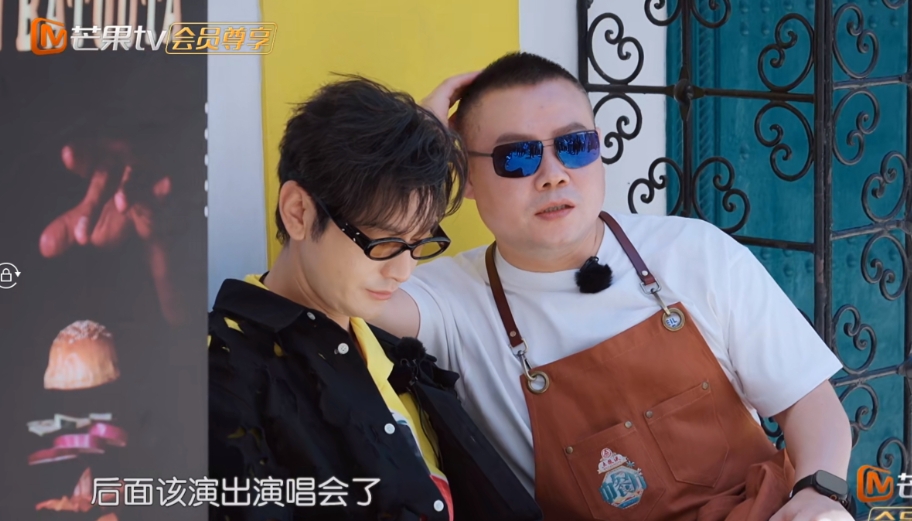 黄晓明问岳云鹏：“后面接戏了吗？”岳云鹏慵懒地坐着：“没有呢！”然后话锋一转，说