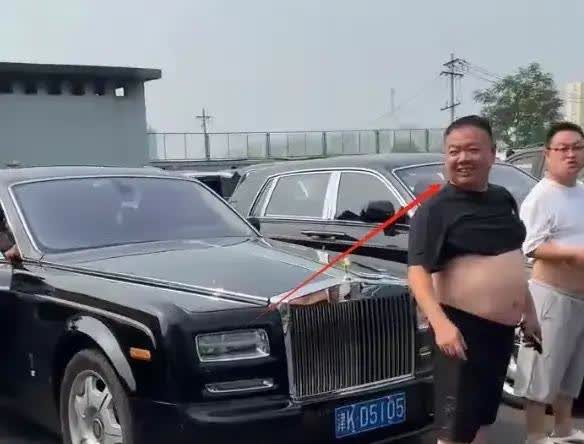 老祖宗说：戏子无情
杨少华的出殡车队都是劳斯莱斯
却都面带微笑！送葬是假，炫