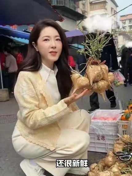 不愧是中戏的顶级美女，都是49岁的人了，皮肤还那么的细腻