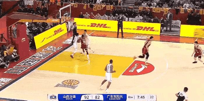 #cba# 迪亚洛这球用手臂推胡明轩了，怎么不罚下去。
这球，杜润旺犯规，给技术