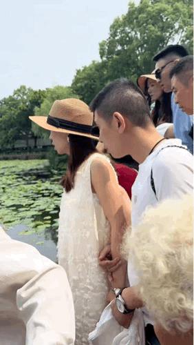 以为是有什么东西掉下去了，原来大爷是去捡“辣条”了。[泪奔]
