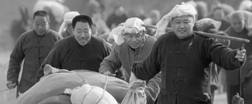 1986年，冯秀英为外公迁坟时，在坟墓中发现一个铁盒子，谁知，就是这样东西，让她