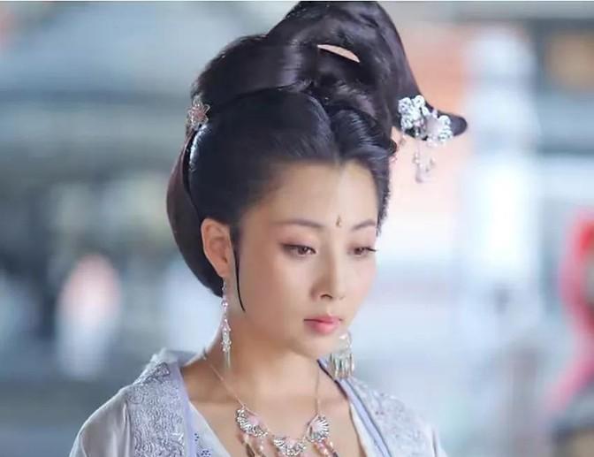 “晋王可知臣妾等你许久？”  这句看似寻常的问候，却拉开了五代十国末期一段血腥悲