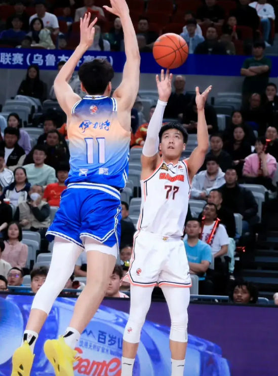 广东东阳光：黄荣奇去哪了？

自从胡明轩归队后，黄荣奇逐渐淡出杜峰的视野，也许类