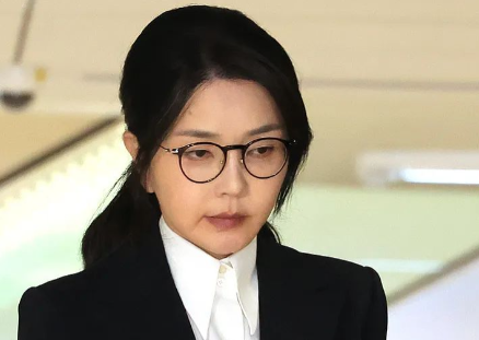 只要不开口，金建希应该有机会出来的。虽然已经被拘留了，但金建希看起来气色不错，依