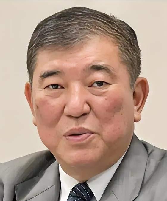 快讯快讯
日本最新消息
9月10日，9个在野党突然凑一块儿杀到国会，举着要求书跟