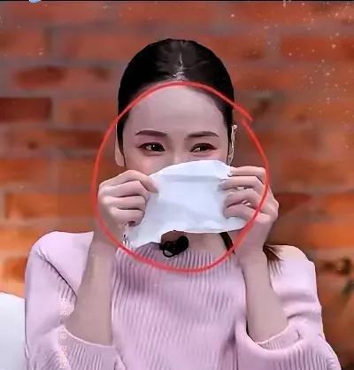 《侯佩岑硬刚“骂潮”，这波爱国操作燃不燃？》
嘿，最近网上炸开了锅，侯佩岑在 i