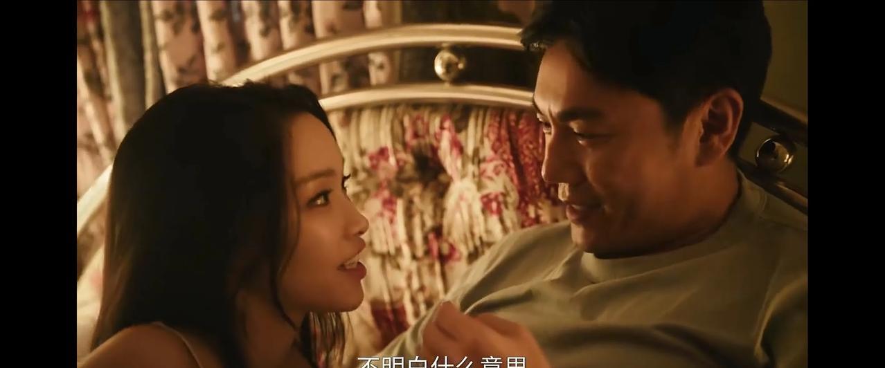 《扫毒风暴》，卢少骅扔下哑女，自己逃之夭夭。
当林强峰问哑女吴燕萍，卢少骅在她心