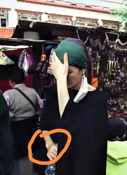 王菲好像瘦了很多，手腕处的骨头都凸出来了。
但脸看起来并不瘦，
不知是浮肿还是做