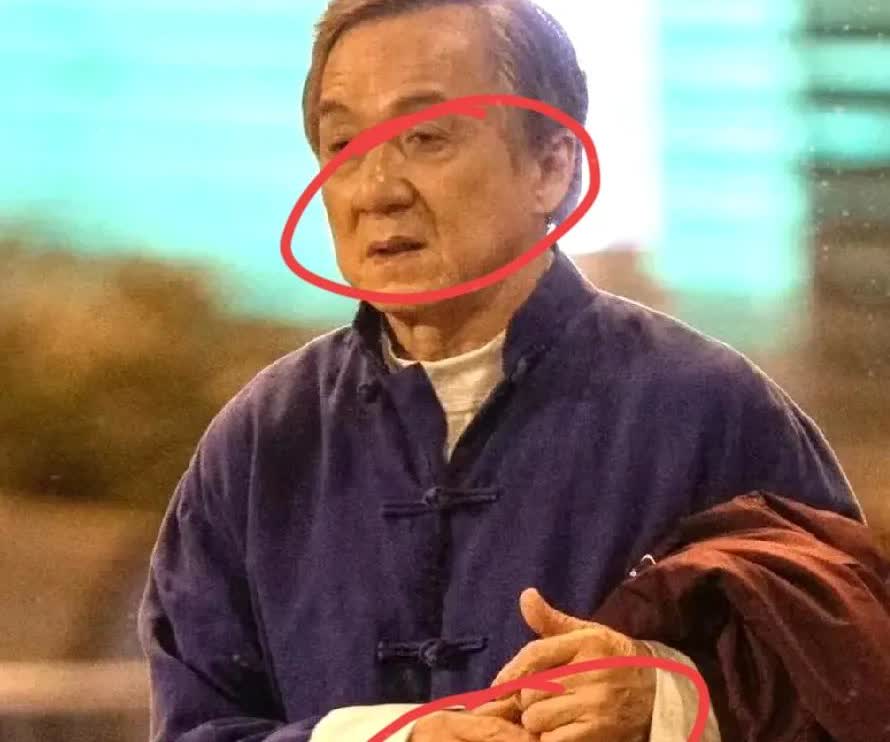 好家伙，成龙估计这会儿气得后槽牙都快咬碎了！谁能料到，刚参加完华表奖，就被爆和湾