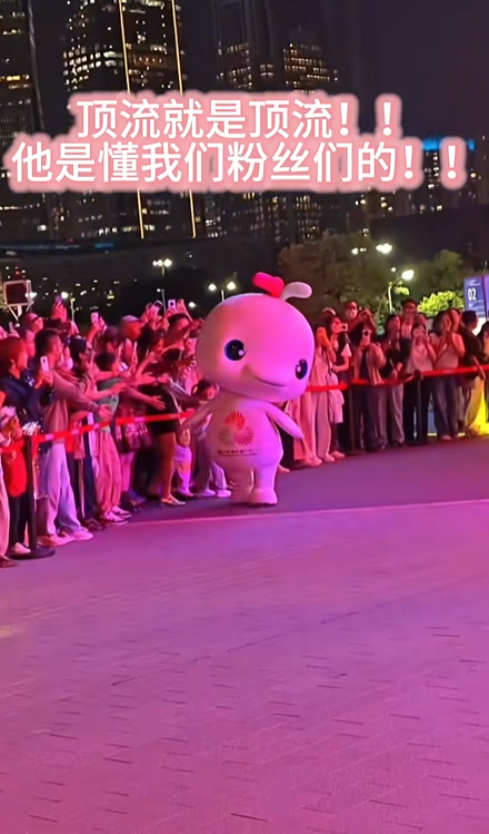 广州灯光节现场也有大湾鸡！！