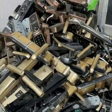 以前很流行的指纹锁现在都是垃圾了。