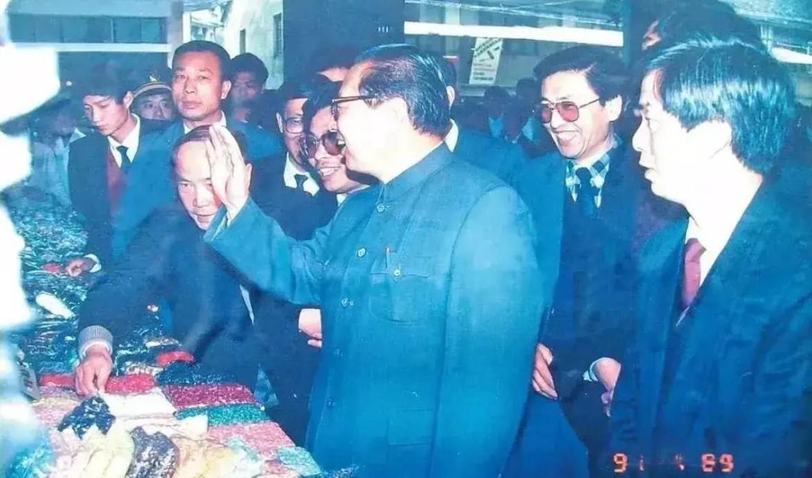 1991年4月23日，乔石同志赴浙江省温州市永嘉县桥头镇视察纽扣产业，传达中央对