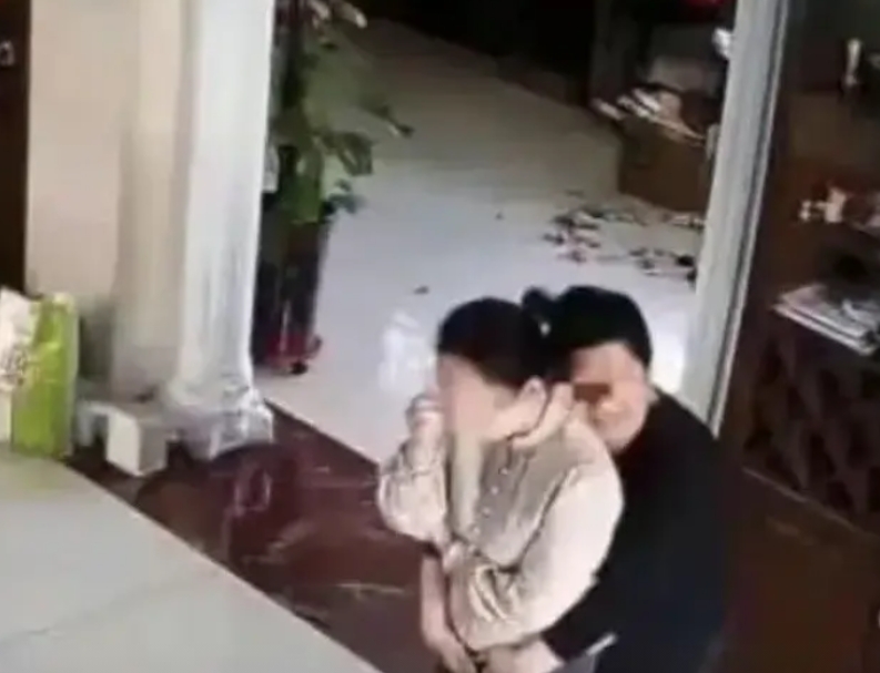 山东一女子实名举报交警继父私生活混乱，工作时间在家出轨多名女性，有些人真是安逸日