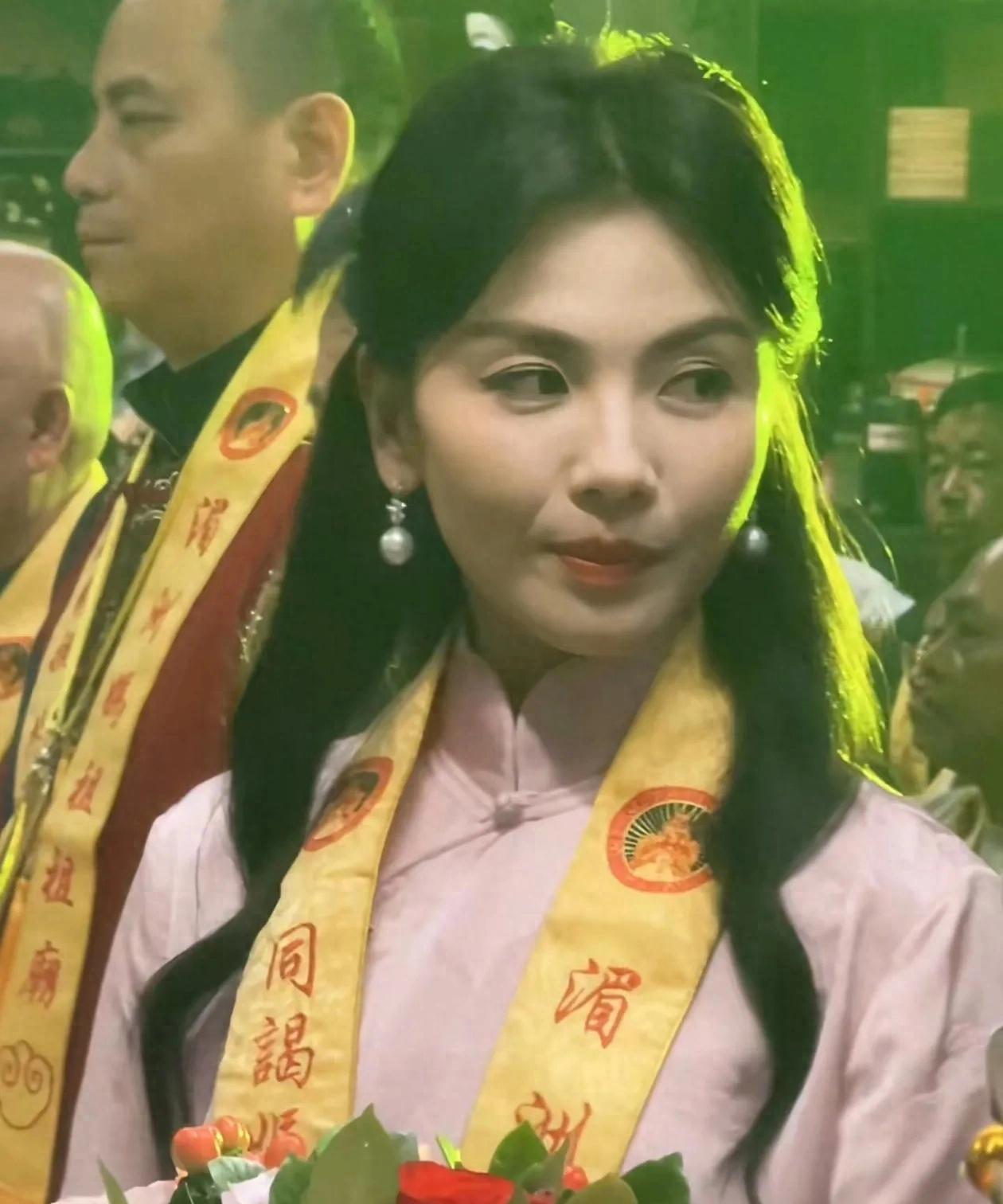 刘涛这排场无人能比 参加妈祖春祭大典 一级警督护航 旁边全是大人物
近期刘涛在福