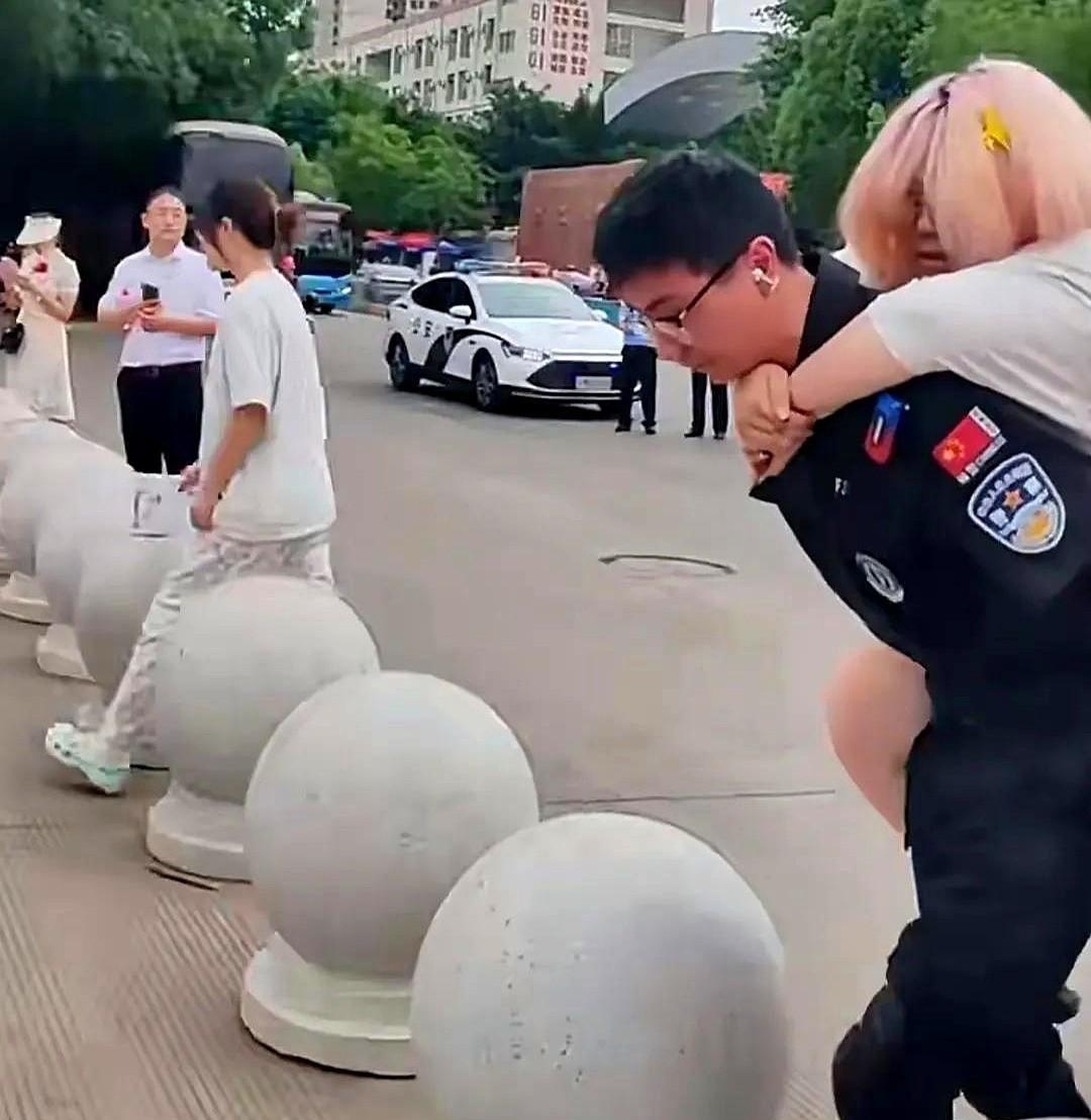 四川某高考考点外发生的一幕，不但家长笑了，经过的路人也笑了！
高考这几天家长真是