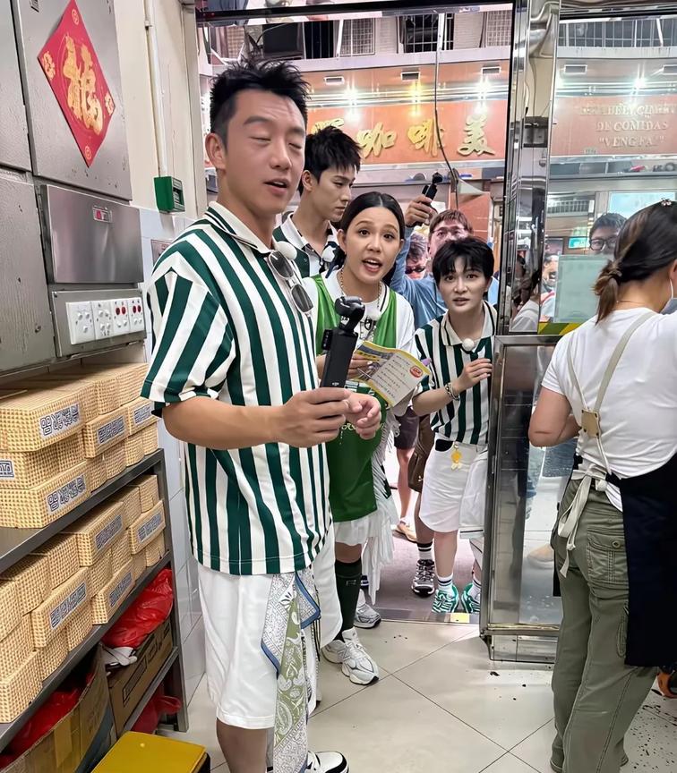 郑恺在澳门录制跑男，看起来个头不矮，比周深高。
如今跑男也是没剩几个老人了，都是