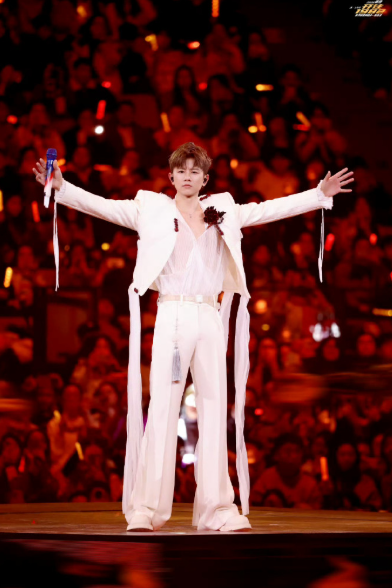 谁懂啊！唱到“没有星星的夜空”时，全场闪光灯瞬间亮起的那一刻，直接泪目