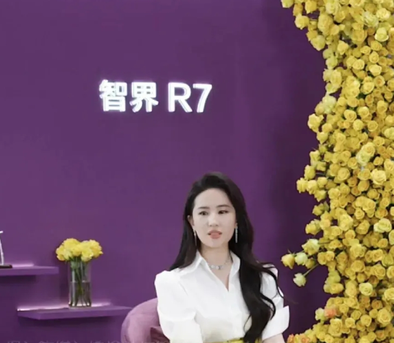 余总和刘亦菲终于见面啦，亦菲太美，余总咋还有点害羞了呢？理工男确实hold不住和