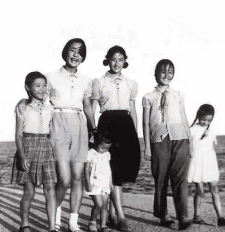 1960年代初程潜的6个女儿在海边合影。左起程欣（四女）、程瑜（二女）、程玉（小
