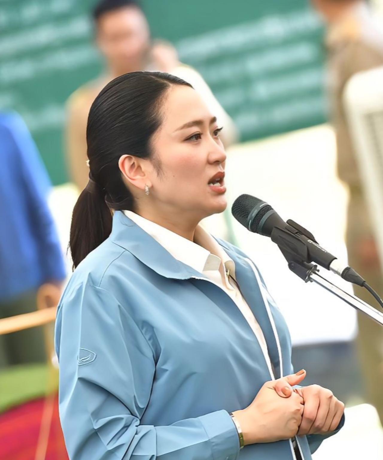 佩通坦的穿搭简单清爽，蓝夹克搭配小白鞋
6月9日，泰国总理佩通坦女士，前往Kan
