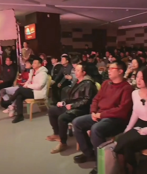 周鸿祎开始送车了，褚会长也来了！  

由于今天北京户外确实太冷了，所以他们把这