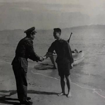 1957年福建，金门前线的阵地上，国军少尉莫维就驾着美国制的军用汽艇，前来向我军