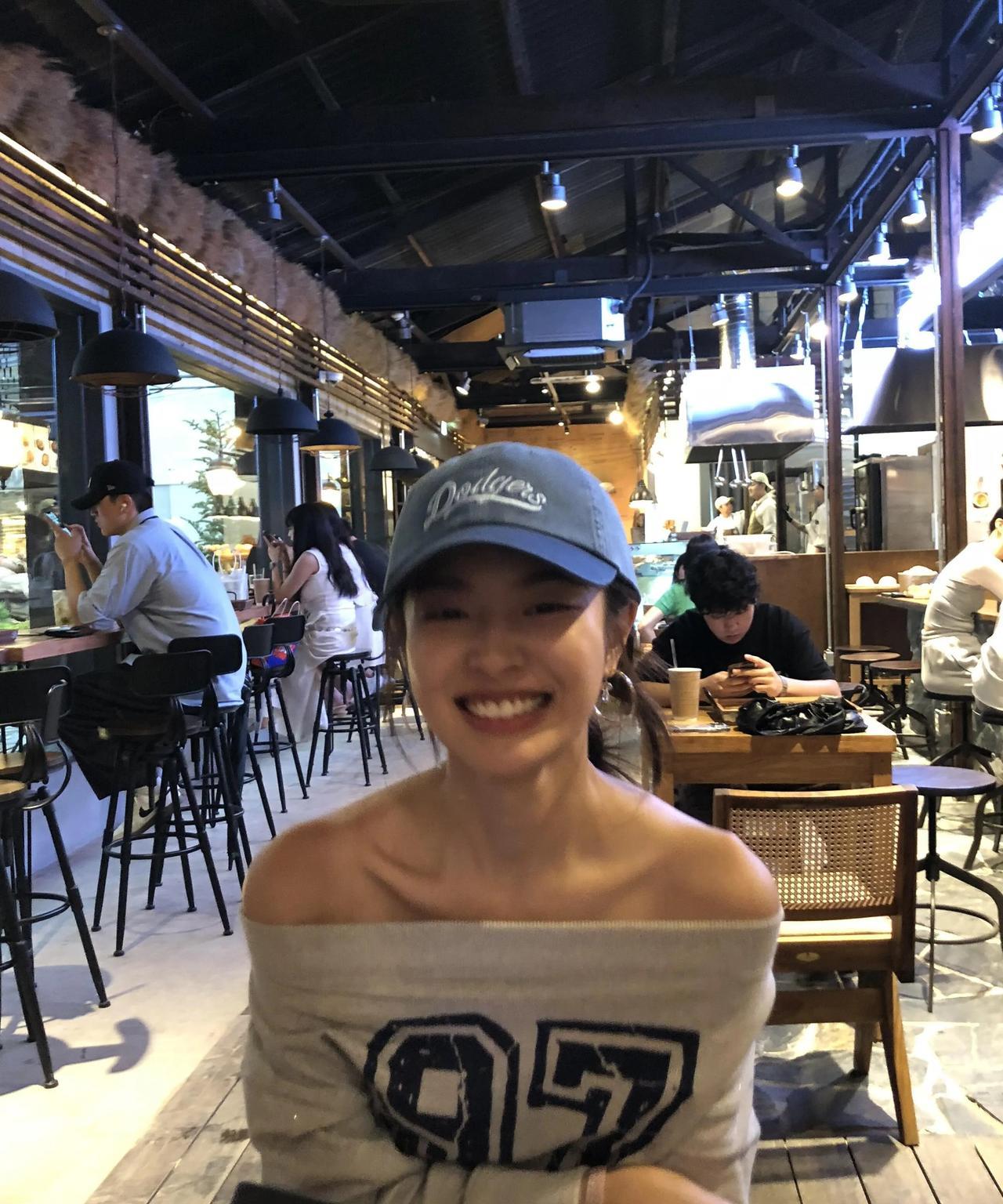 徐若晗笑得好有生命力，小麦肤色很健康的美，太好看啦！好有氛围感，好舒服！！！美美